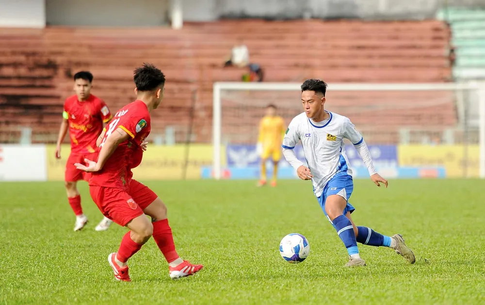 Tuyển thủ U19 Việt Nam Hoàng Quang Dũng (áo trắng, Huế) vắng mặt ở trận "chung kết ngược" với Long An. z6345546210961_cdd1a1a1d27c87736b48c305f4be40d7.jpg