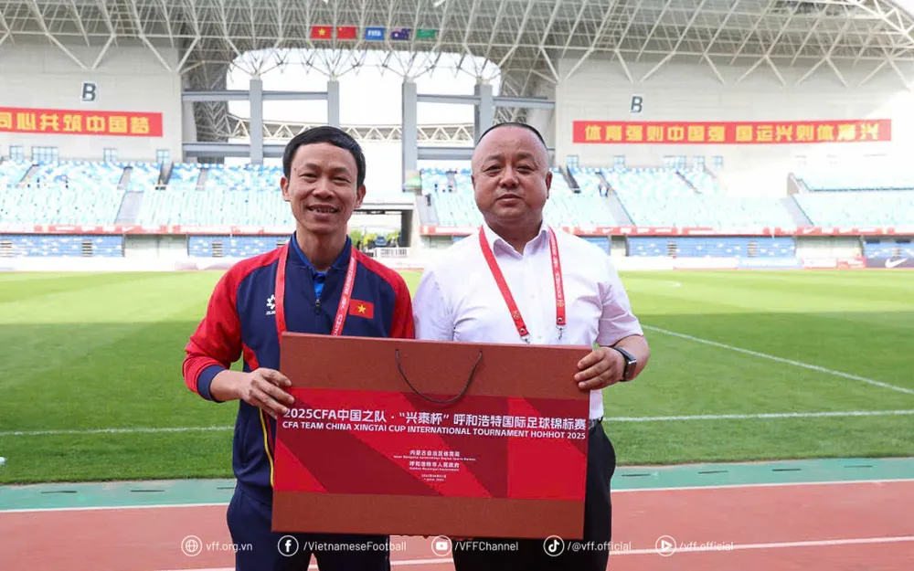Phó Tổng thư ký VFF kiêm Trưởng đoàn của U16 Việt Nam Nguyễn Minh Châu (bên trái) z6661451731192_7573cf94efc72724c5c4ab301ff9d3f5.jpg