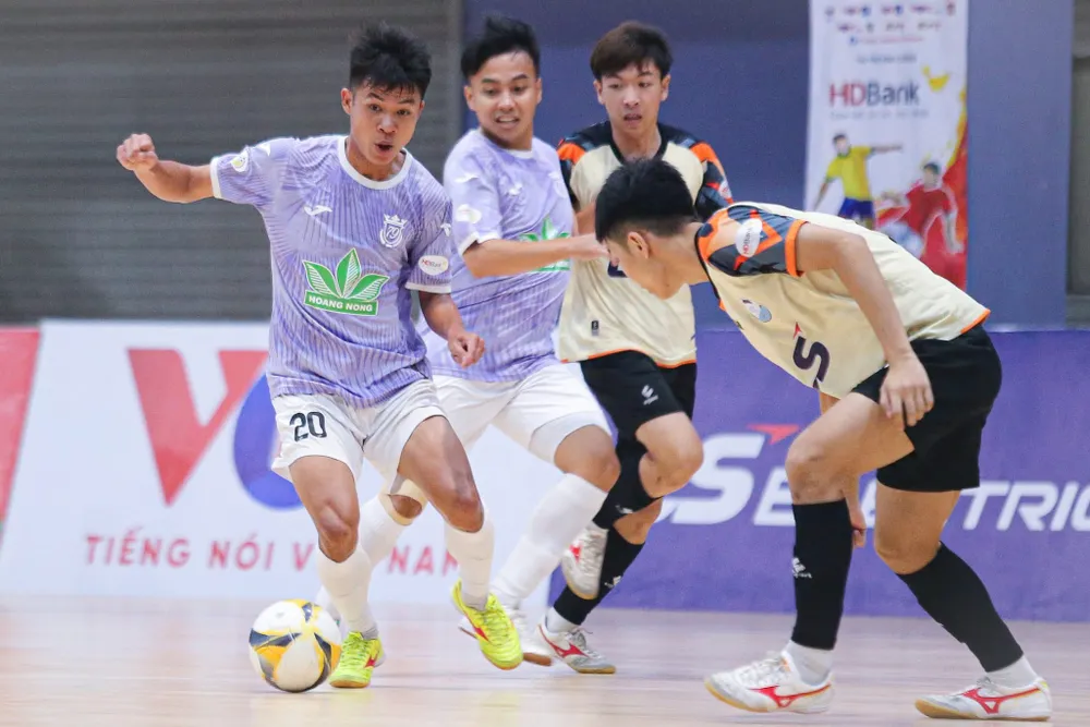 Một mình Lê Văn Phúc (số 20) không thể giúp L.Hạ Long tránh thất bại đậm. IMG_1011.jpeg