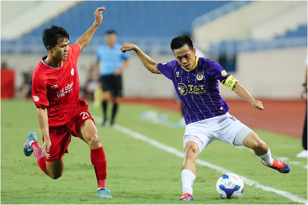 Văn Quyết cùng các đồng đội tại Hà Nội FC ngóng chờ bất ngờ từ trận Quảng Nam - Nam Định. ẢNH: VPF