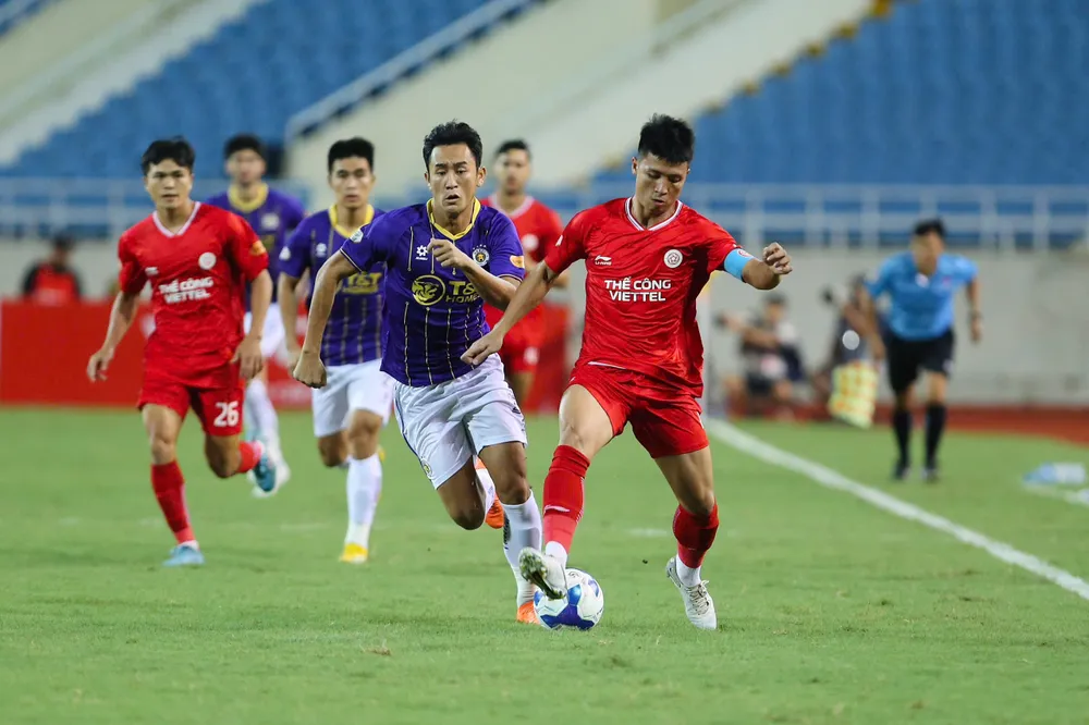Trung vệ Bùi Tiến Dũng (Viettel FC) cần xốc lại tinh thần sau thất bại cùng đội tuyển Việt Nam trước Malaysia Thể Công - Viettel - Hà Nội (51).jpg