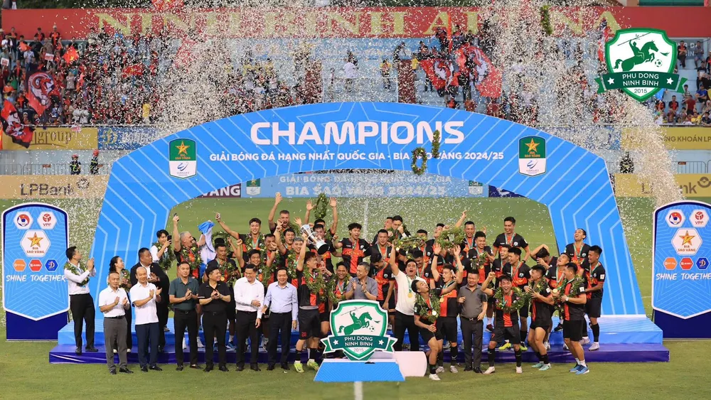 Chủ tịch Liên đoàn Bóng đá Việt Nam Trần Quốc Tuấn trao chức vô địch cho Ninh Bình. 506850315_1280739420718966_553009853879121149_n.jpg