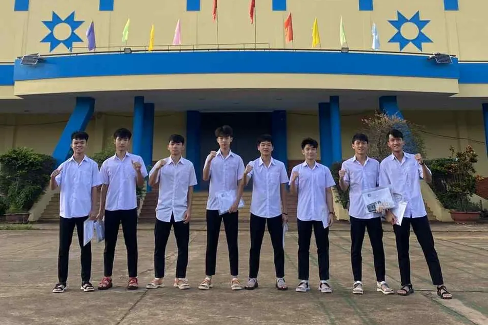 Các học viên của Futsal Thái Sơn Nam TPHCM dự thi tốt nghiệp THPT. ẢNH: TÂM HÀ