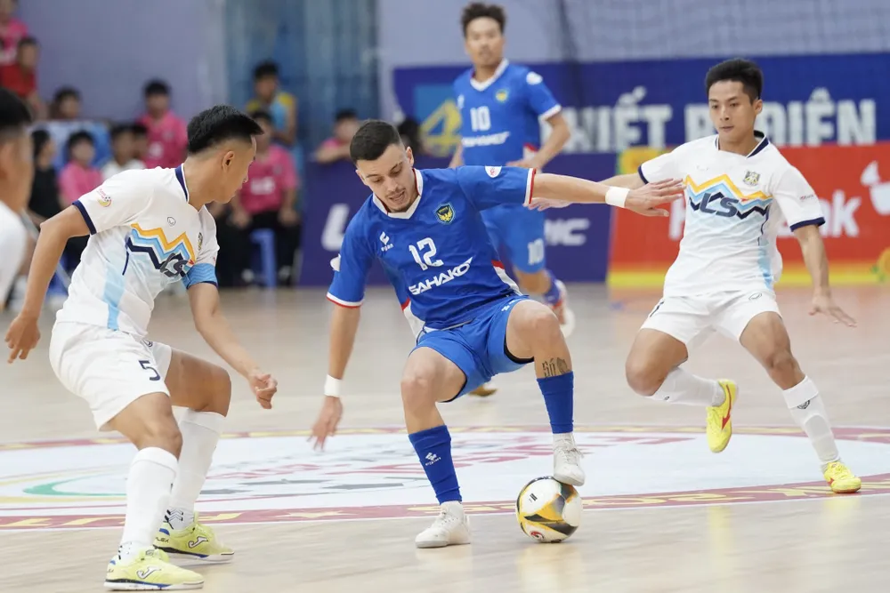 Các cầu thủ Thái Sơn Nam TPHCM và Sahako FC cống hiến cho khán giả trận cầu hấp dẫn NQK08156.jpeg