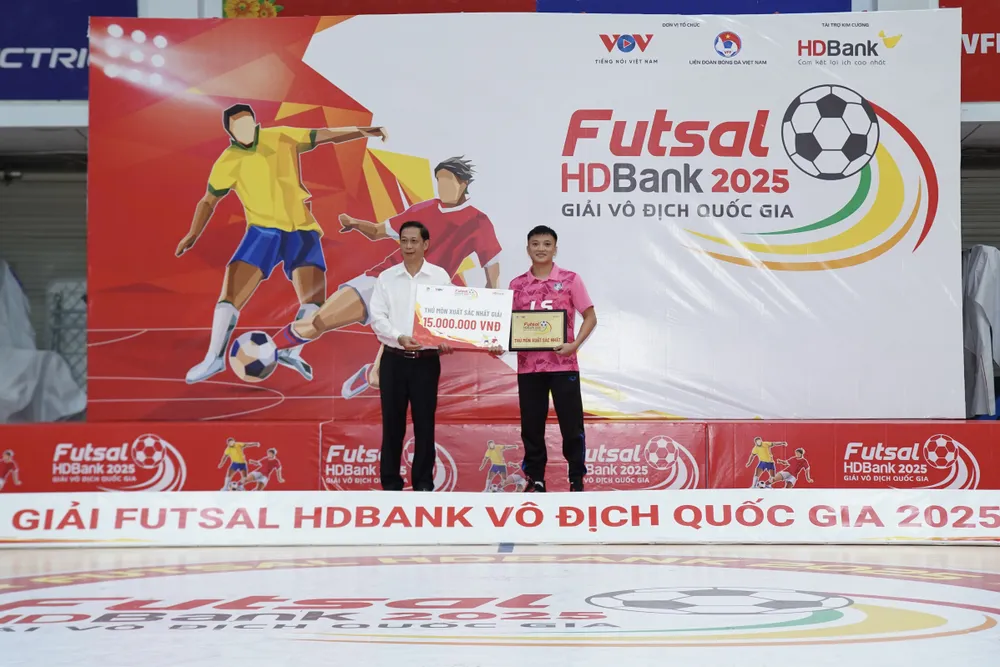 Phạm Văn Tú (Thái Sơn Bắc) được trao danh hiệu Thủ môn Xuất sắc nhất giải NQK08710.jpeg