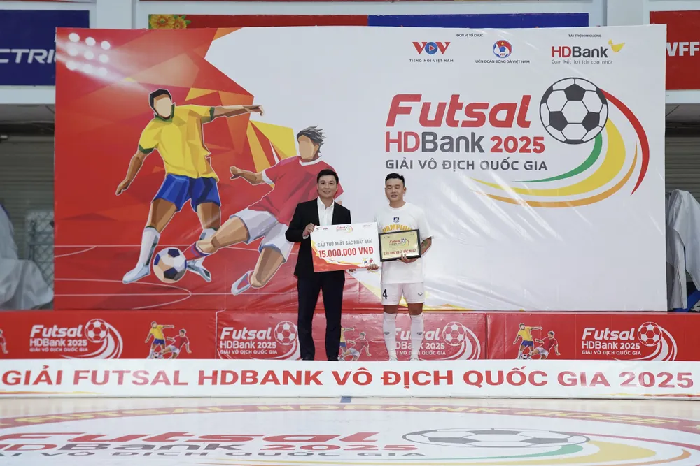 Châu Đoàn Phát (Thái Sơn Nam TPHCM) đoạt danh hiệu Cầu thủ Xuất sắc nhất giải NQK08731.jpeg