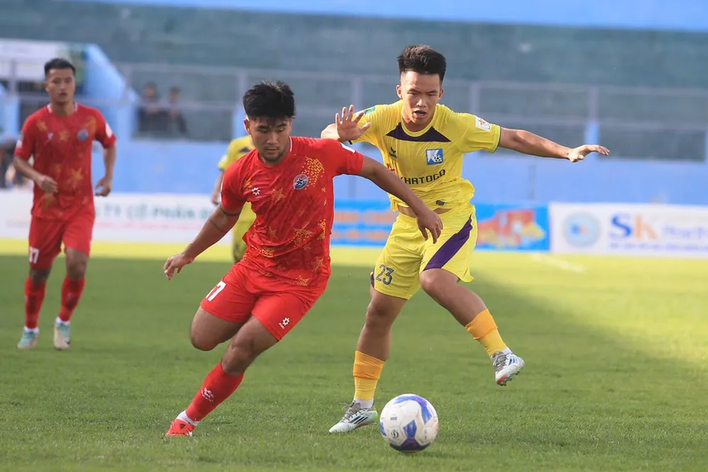 PVF-CAND (áo đỏ) và Khánh Hòa (áo vàng) có kế hoạch chuẩn bị cho mùa giải 2025-2026 1.jpg