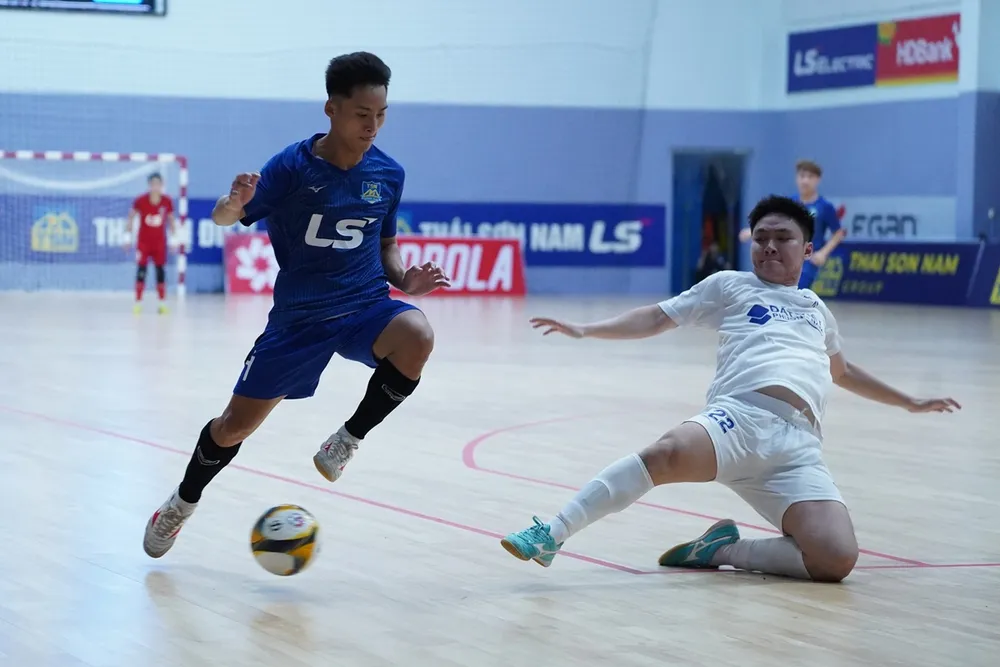 Pha tranh chấp trong trận đấu giữa U20 Thái Sơn Nam TPHCM (áo xanh) và U20 Khánh Hạnh FC (áo trắng). ẢNH: ANH TRẦN page.jpg