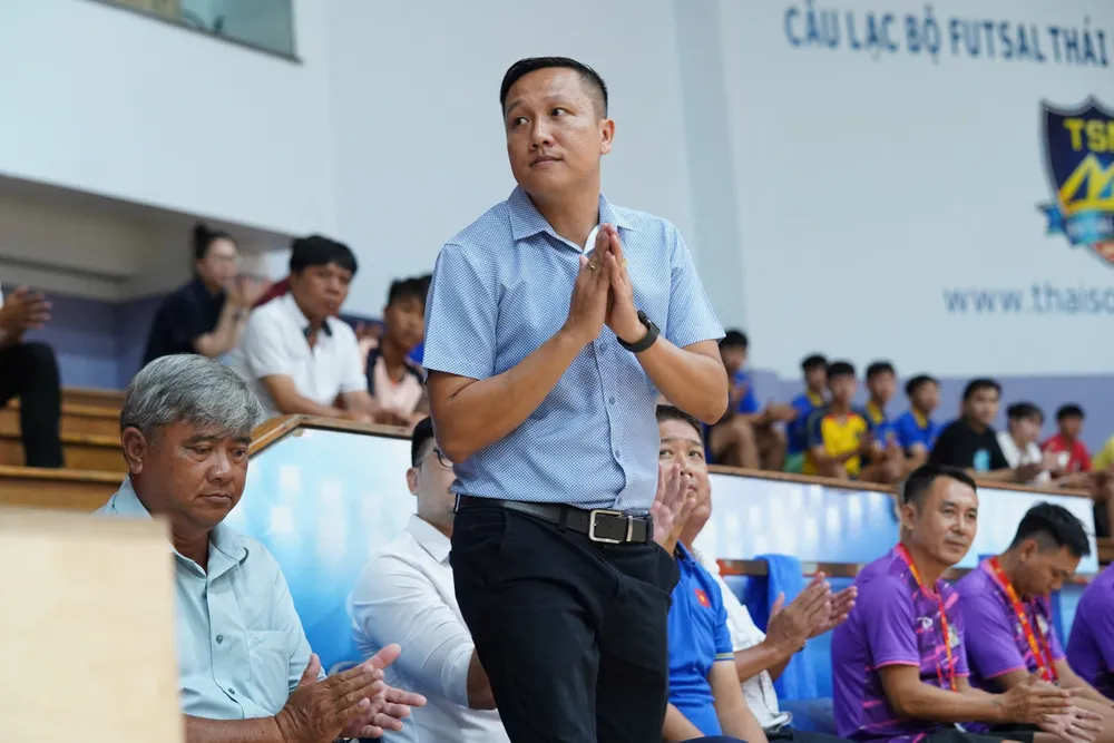Trưởng đoàn Huỳnh Tấn Quốc của CLB futsal Thái Sơn Nam TPHCM đến dự khán và ủng hộ các CLB tham dự. ẢNH: ANH TRẦN z6807689074570_3e0273f71cc4c34d1cc0e84c285c85f7.jpg