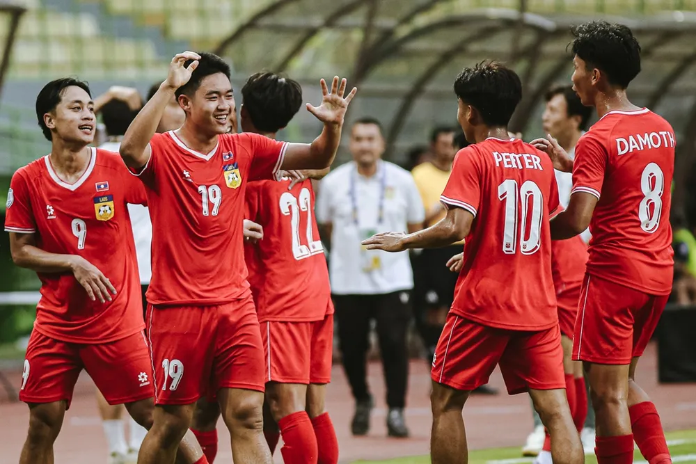 Niềm vui của các cầu thủ U23 Lào khi ghi bàn thắng vào lưới U23 Campuchia. ẢNH: LFF 2.jpg