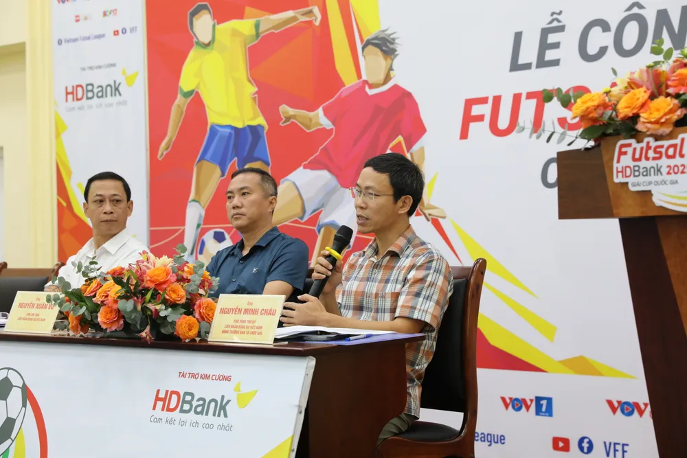Phó Tổng Thư ký VFF Nguyễn Minh Châu trả lời các câu hỏi về chuyên môn tại giải. ẢNH: DŨNG PHƯƠNG 4J4A0680.JPG