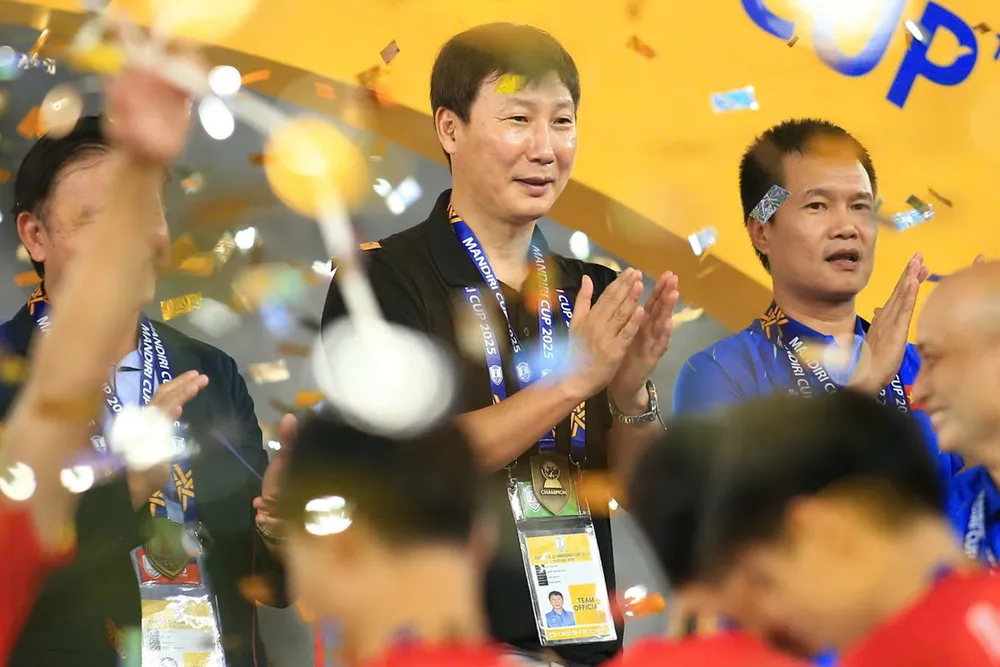 HLV Kim Sang-sik vô địch ASEAN Cup 2024 và Giải U23 Đông Nam Á 2025 trong một năm. ẢNH: TRỌNG HIẾU