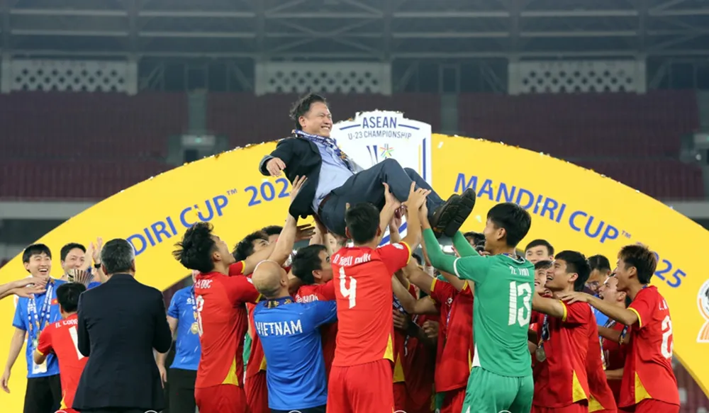 Các tuyển thủ U23 Việt Nam tri ân Trưởng đoàn Trần Anh Tú sau trận chung kết. page.jpg