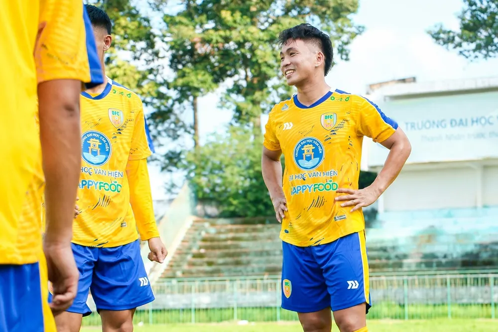 Tiền đạo Trần Thành phấn khởi khi trở lại tập luyện cùng Đồng Tháp. 2.jpg