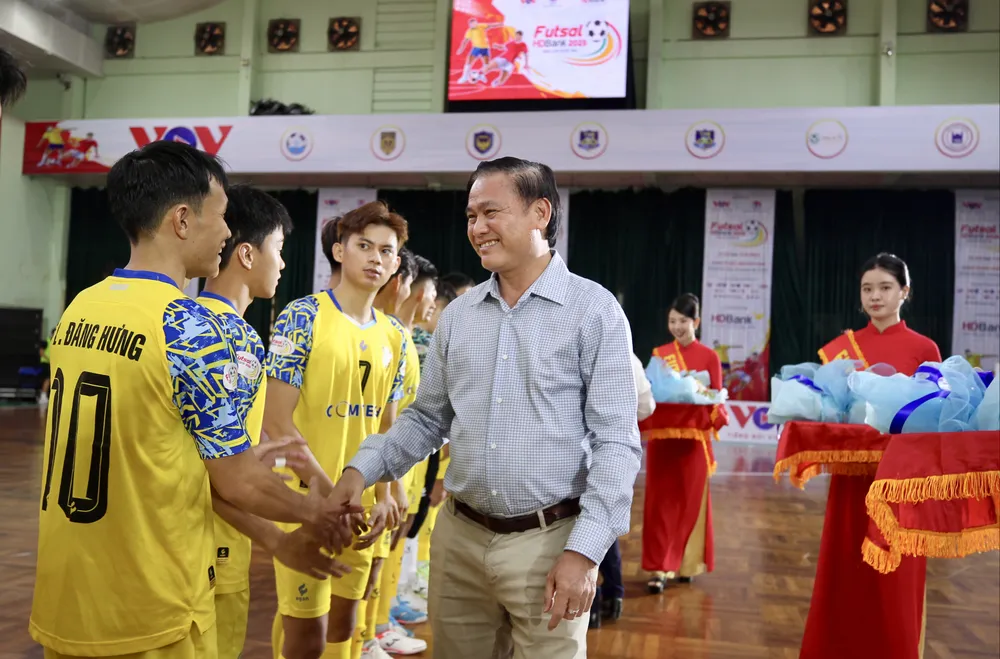 Phó Chủ tịch VFF Trần Anh Tú đến động viên các CLB tham dự Futsal Cúp quốc gia 2025 AE2E0085.jpg