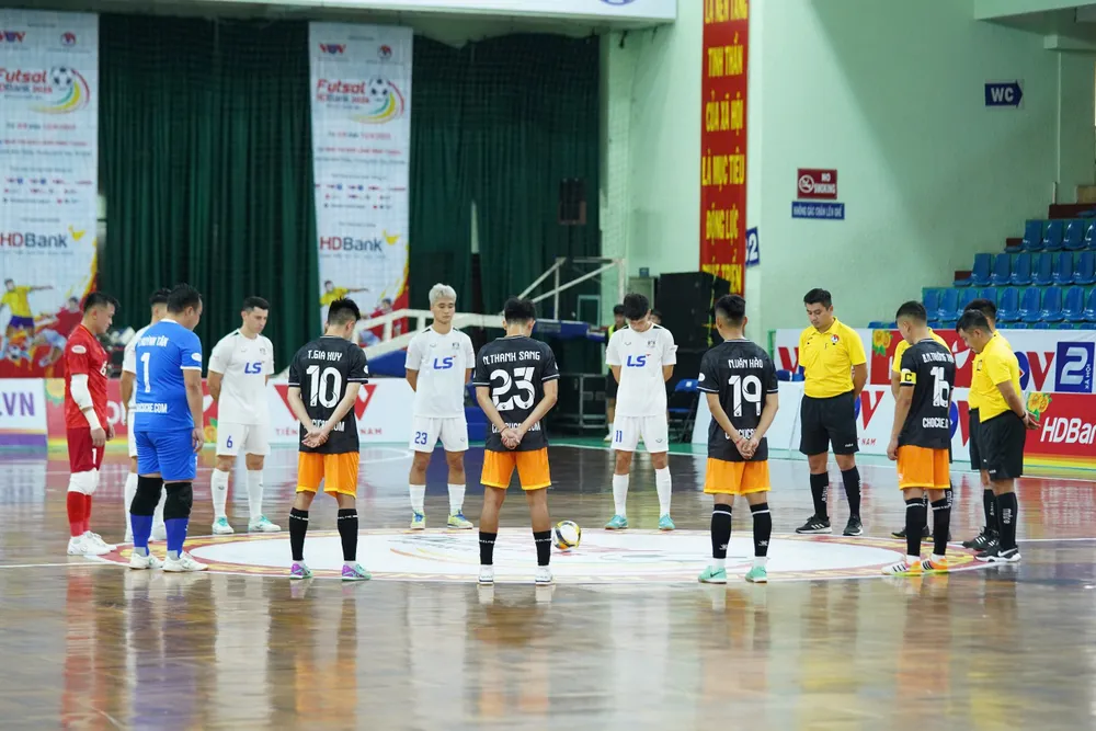 Ban tổ chức Futsal Cúp quốc gia 2025 tổ chức phút mặc niệm cố trọng tài Trần Đình Thịnh. ẢNH: DŨNG PHƯƠNG z6873410739157_652b54576ce20016696775d83586058f.jpg