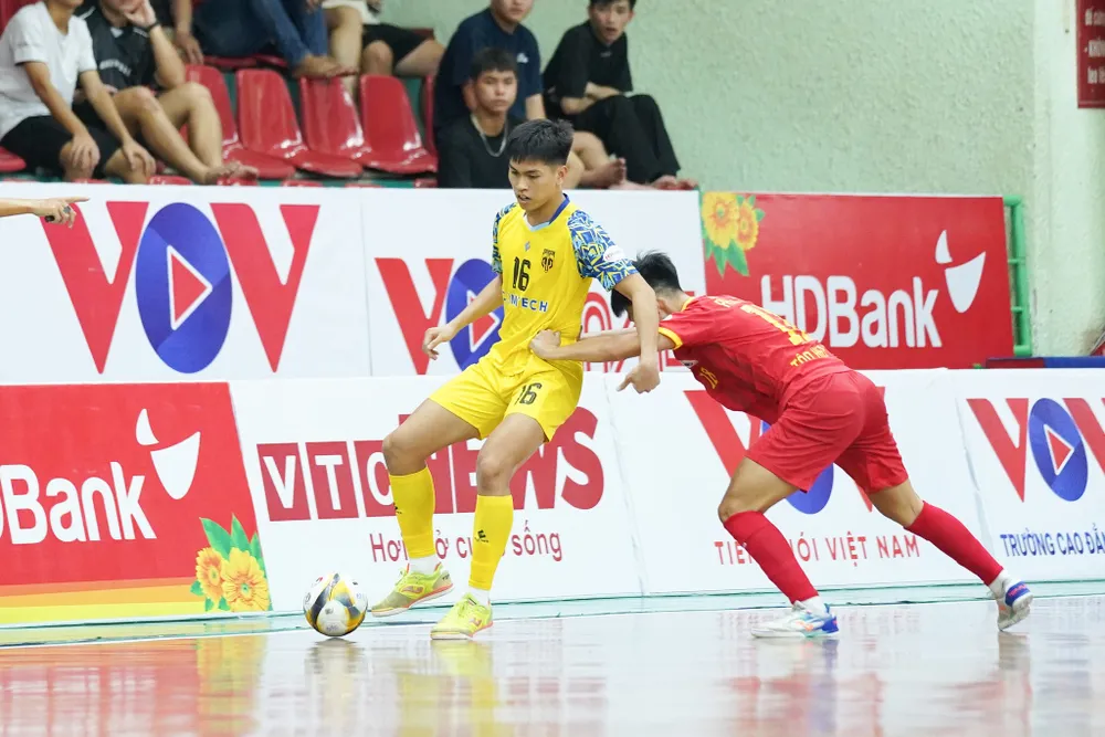 Sài Gòn Titans (áo vàng) và Tân Hiệp Hưng TPHCM (áo đỏ) cầm hòa nhau 0-0. ẢNH: DŨNG PHƯƠNG 527840821_794478676410792_8215767366706821365_n.jpg