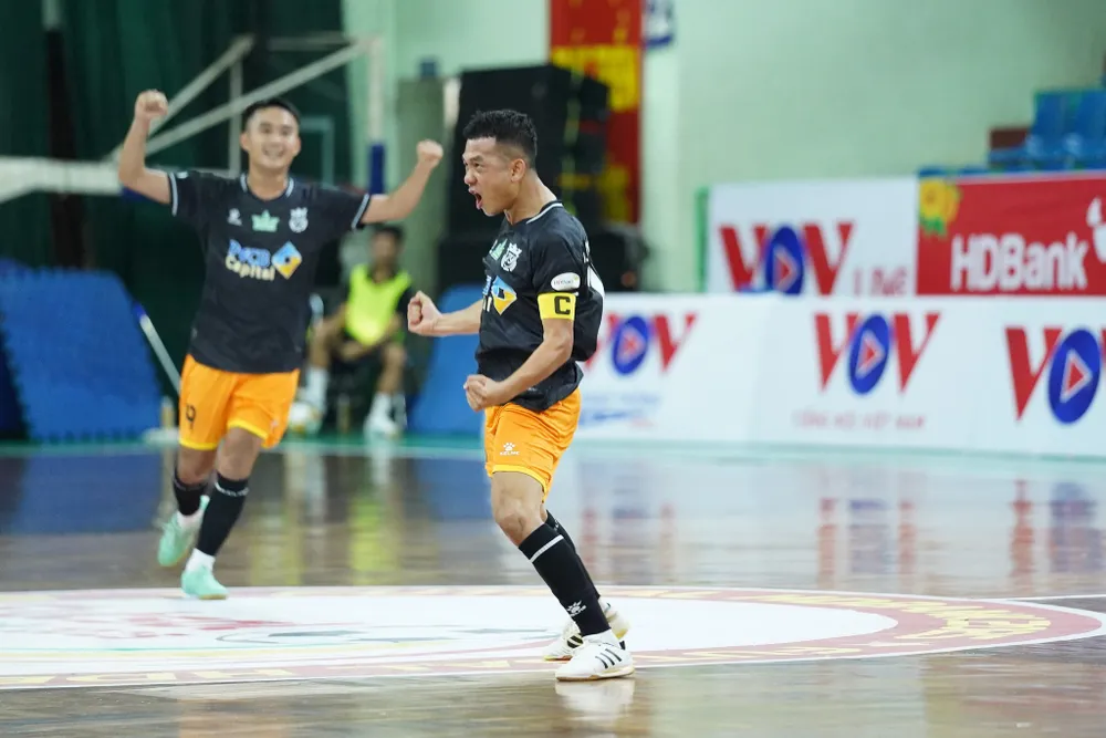 Niềm vui chiến thắng của các cầu thủ L.Hạ Long. ẢNH: DŨNG PHƯƠNG 527790661_795270962998230_4863972236858199364_n.jpg