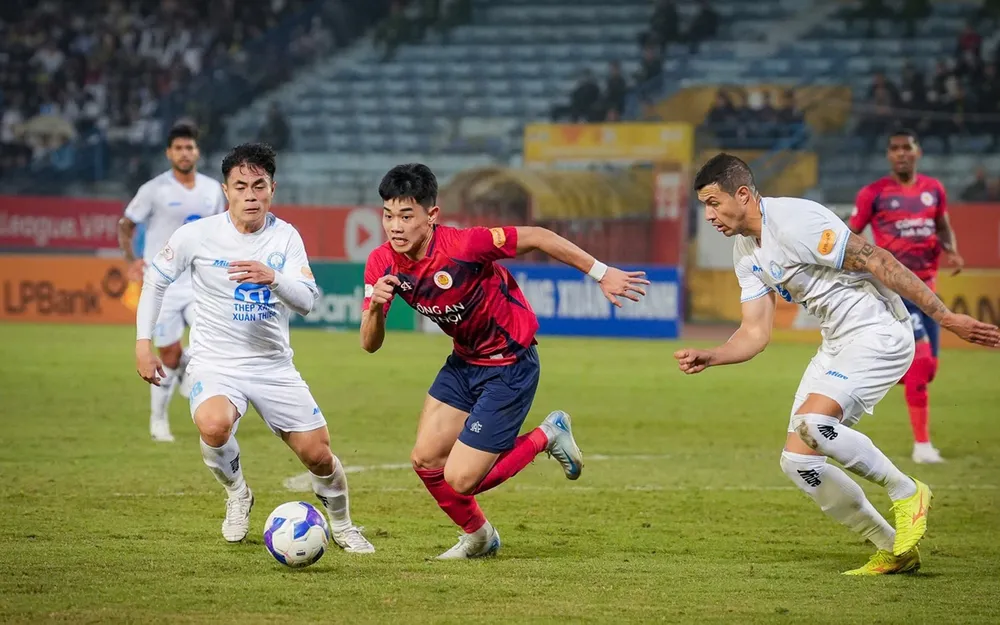 Các cầu thủ Nam Định (áo trắng) có lợi thế sân nhà trong cuộc đối đầu với CAHN. ẢNH: MINH HOÀNG 