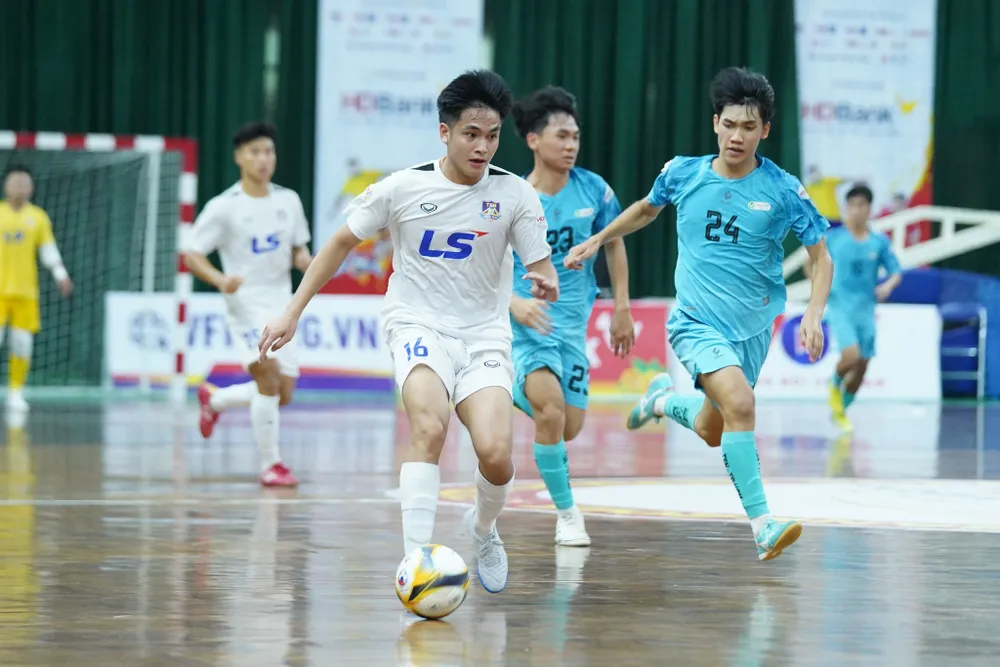 Thái Sơn Bắc (áo trắng) là đội duy nhất toàn thắng tại vòng bảng Futsal Cúp quốc gia 2025. ẢNH: DŨNG PHƯƠNG 