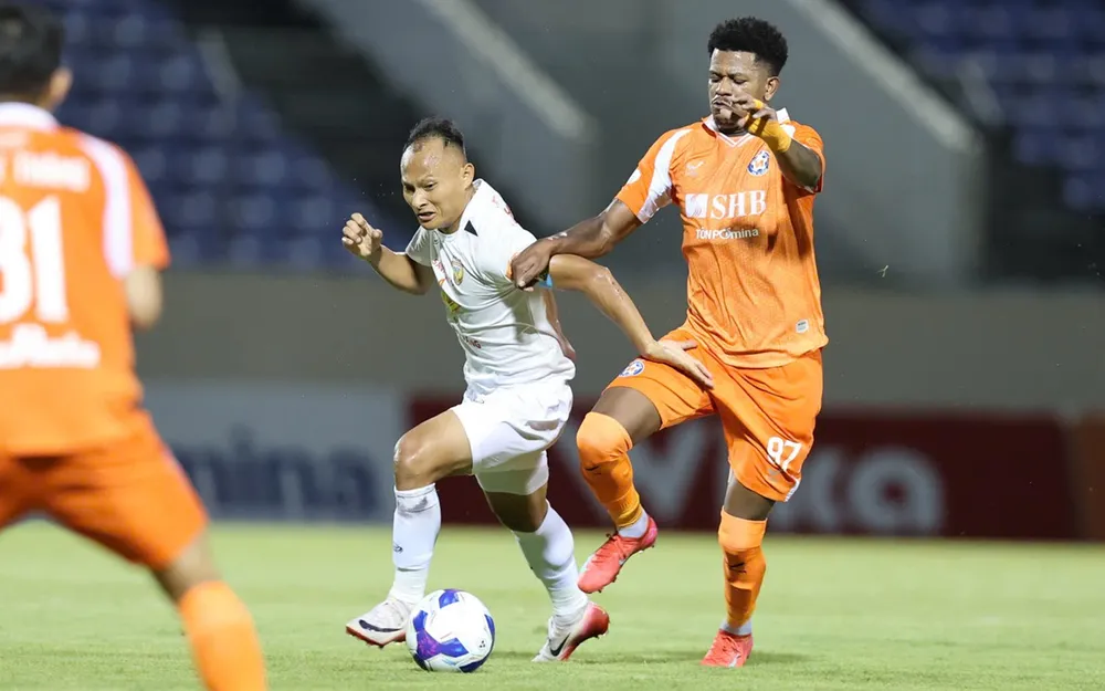 Trọng Hoàng vẫn là thủ lĩnh của Hà Tĩnh trong giai đoạn khởi đầu khó khăn. ẢNH: PHI HẢI 