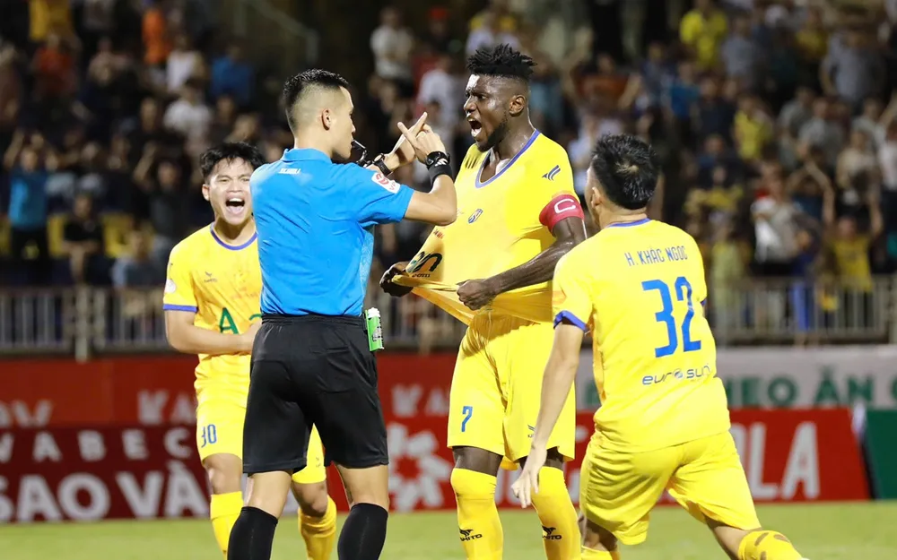 Michel Olaha cùng các cầu thủ SLNA phản ứng trọng tài với bàn thắng không được công nhận vào đầu hiệp 2. ẢNH: TÂM HÀ