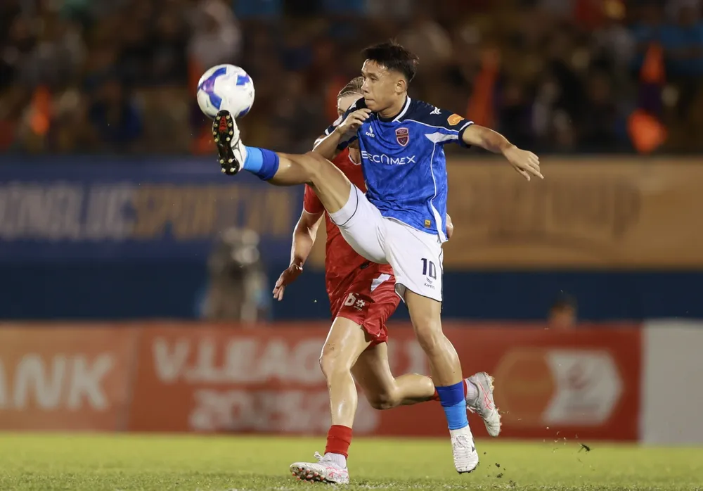 Võ Hoàng Minh Khoa cùng các cầu thủ Becamex TPHCM có chuyến làm khách dự báo khó khăn trước Viettel FC. ẢNH: DŨNG PHƯƠNG 