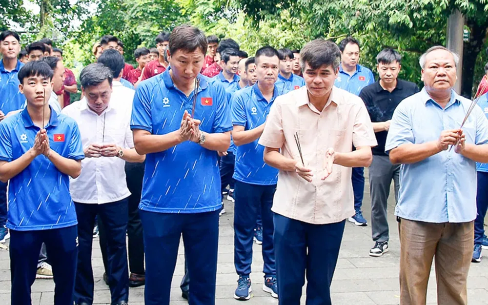 U23 Việt Nam dâng hương tưởng niệm vua Hùng. ẢNH: NHẬT ĐOÀN 