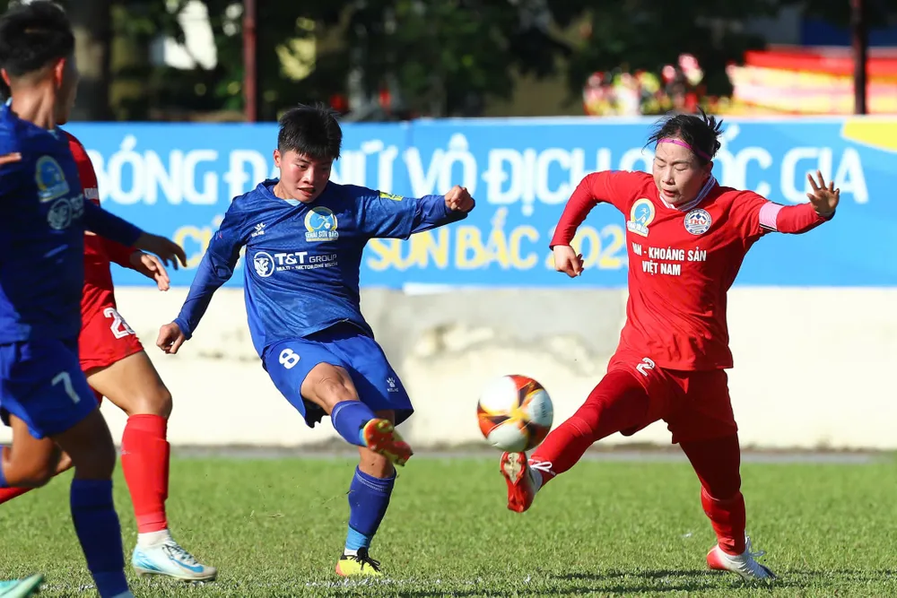 Thái Nguyên T&T và Than KSVN hòa nhau trong trận cầu hấp dẫn. ẢNH: ANH TRẦN 