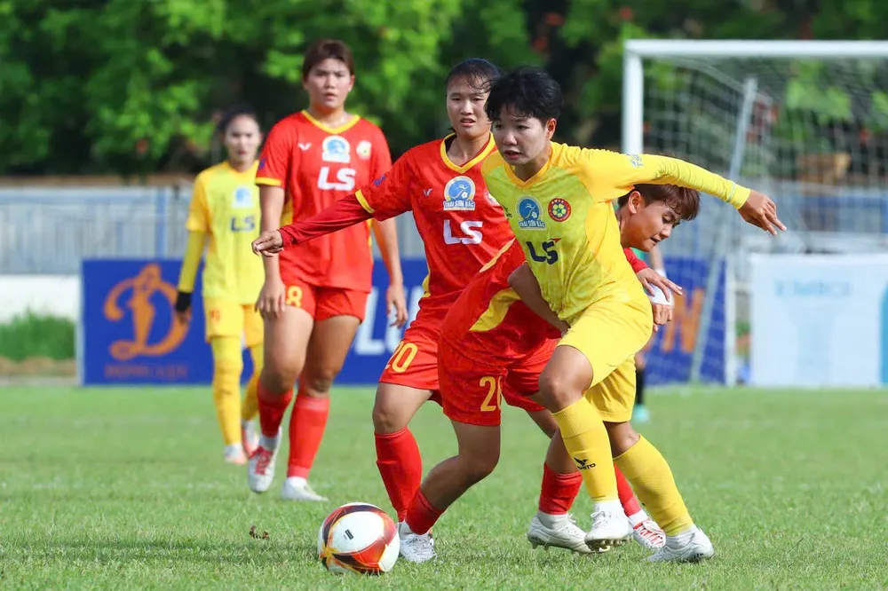 CLB nữ TPHCM I (áo vàng) có chiến thắng đậm ở trận ra quân trước TPHCM II. ẢNH: MINH HOÀNG
