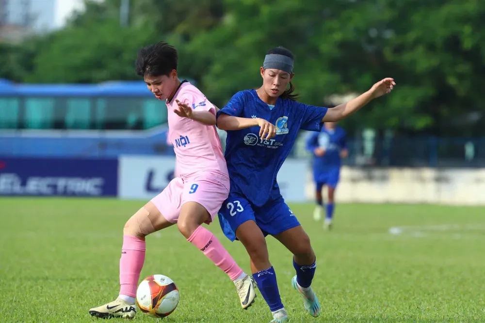 CLB nữ Hà Nội (áo hồng) chia điểm với Thái Nguyên T&T (áo xanh). ẢNH: TÂM HÀ