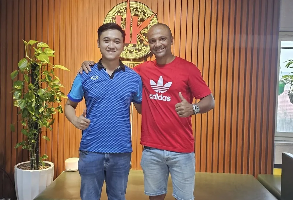 HLV Flavio Cruz của Gia Định chụp hình cùng người hâm mộ tại Phú Thọ.