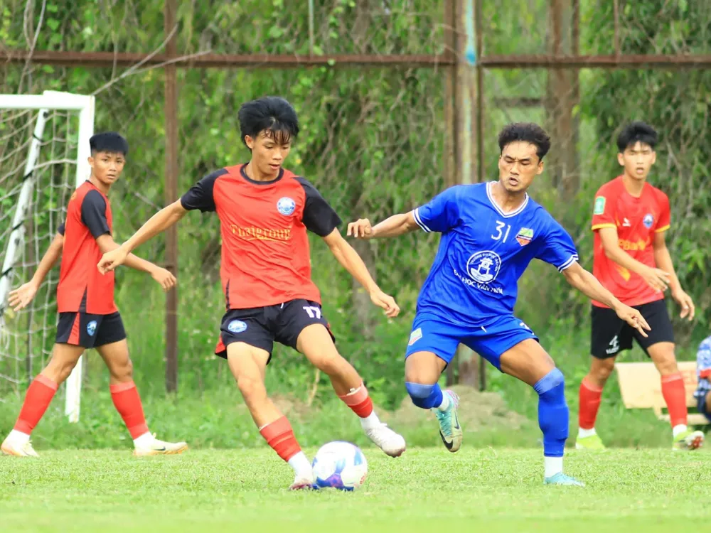 Thanh Niên TPHCM (áo đỏ) và Đại học Văn Hiến (áo xanh) được dự báo có trận ra quân Giải hạng Nhất quốc gia 2025-2026 đầy khó khăn