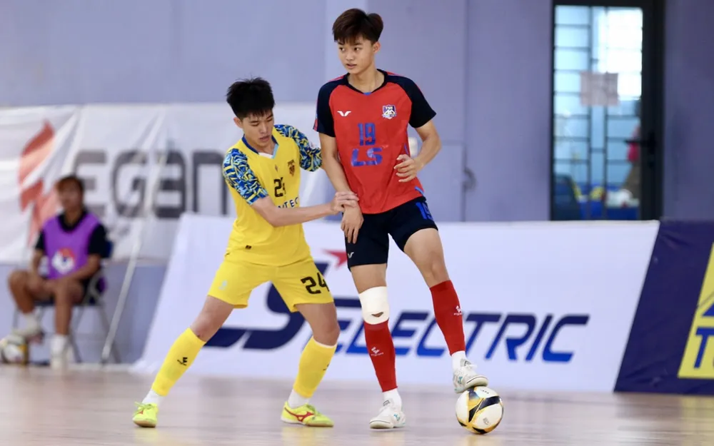 U20 Thái Sơn Nam TPHCM (áo đỏ) vàng U20 Tân Hiệp Hưng TPHCM (áo vàng) đoạt vé vào vòng bán kết. ẢNH: TÂM HÀ 