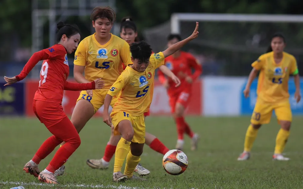 CLB nữ TPHCM II (áo vàng) xuất sắc cầm hòa Hà Nam. ẢNH: TÂM HÀ