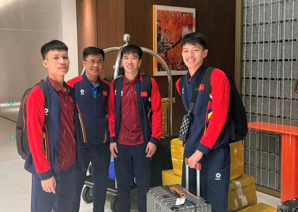 Các tuyển thủ futsal Việt Nam rạng ngời khi đặt chân đến Trung Quốc. ẢNH: ANH TRẦN 