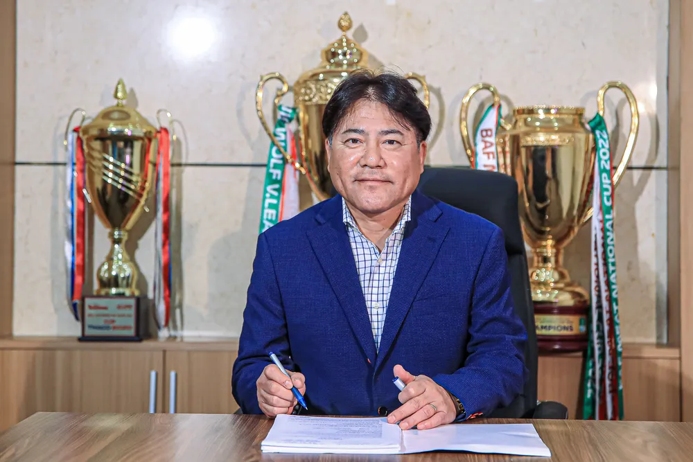 Hà Nội FC nói lời chia tay HLV Makoto Teguramori. ẢNH: MINH DÂN 