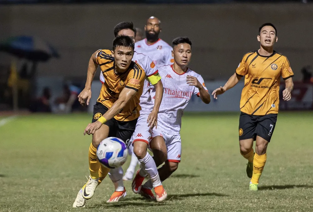 Các cầu thủ Thanh Hoá và Hải Phòng chia điểm trong trận cầu đầy cảm xúc. ẢNH: QUỲNH MAI