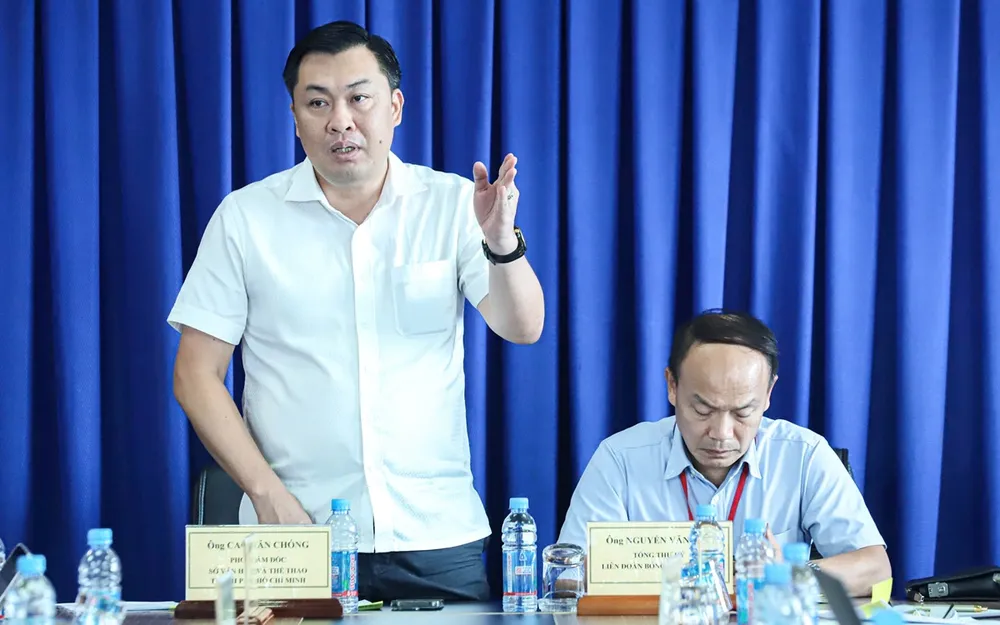 Ông Cao Văn Chóng, Phó Giám đốc Sở Văn hóa và Thể thao TPHCM (trái), đồng chủ trì cuộc họp với Tổng Thư ký VFF Nguyễn Văn Phú (phải). ẢNH: ANH TRẦN