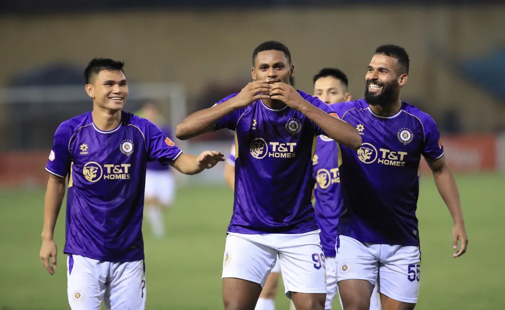 Tuyển thủ Phạm Xuân Mạnh (trái) ăn mừng cùng đồng đội. ẢNH: MINH HOÀNG