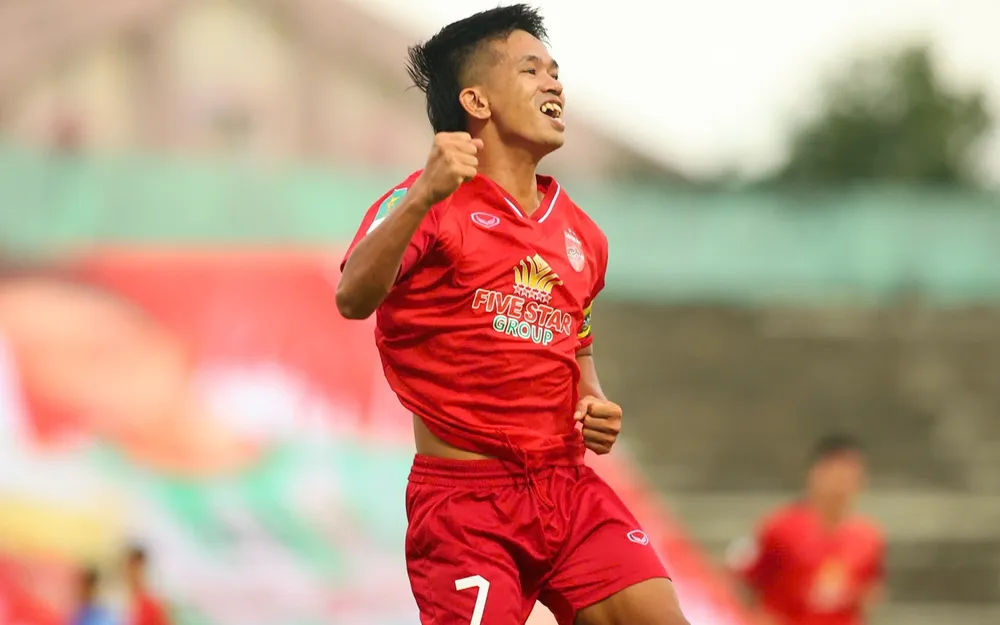 Lão tướng Thanh Hải ăn mừng bàn thắng cho Long An. ẢNH: DŨNG PHƯƠNG 