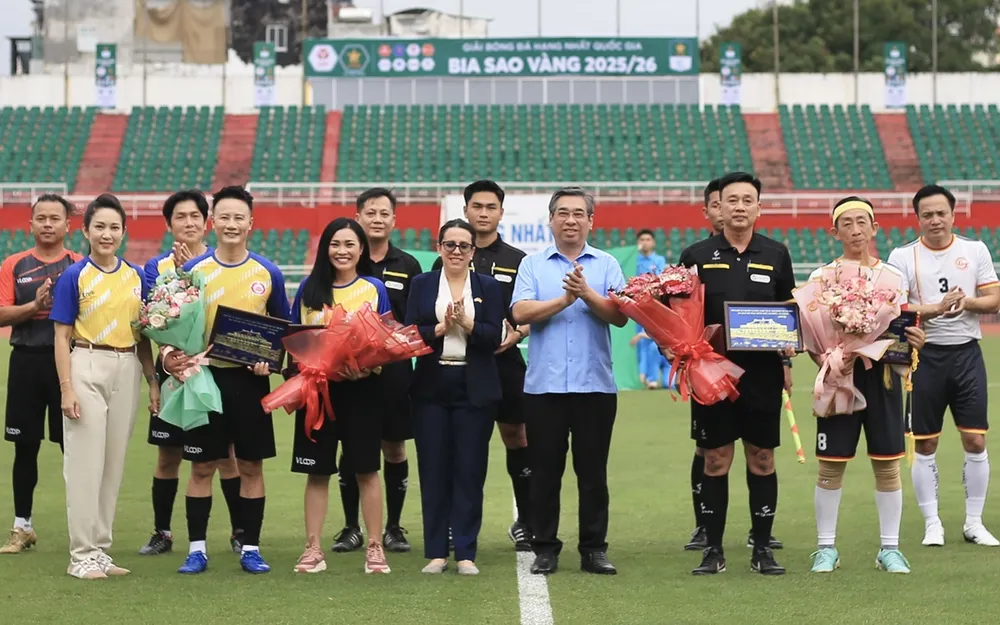 Phó Bí thư Thành ủy TPHCM, Chủ tịch Ủy ban MTTQ Việt Nam TPHCM Nguyễn Phước Lộc dự khán trận giao hữu bóng đá đặc biệt, nghĩa tình Việt Nam - Cuba. ẢNH: DŨNG PHƯƠNG