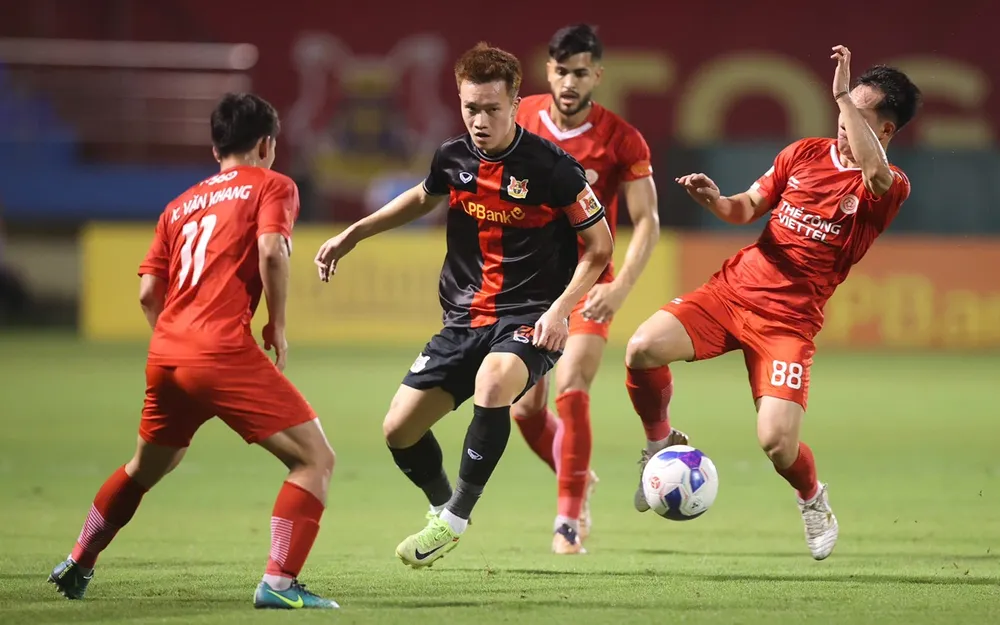 Tiền vệ Nguyễn Hoàng Đức gặp nhiều khó khăn khi gặp lại đội bóng cũ Viettel. ẢNH: ANH TRẦN