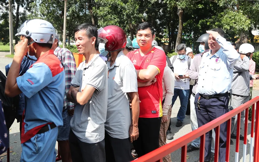 Người hâm mộ “đội nắng” mua vé xem trận Việt Nam - Nepal. ẢNH: TÂM HÀ
