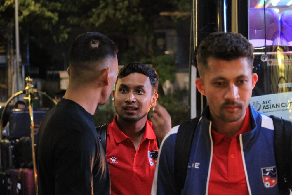 Đội tuyển Nepal có mặt tại TPHCM vào đêm khuya. ẢNH: VFF