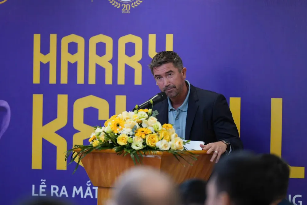 Tân HLV Harry Kewell của Hà Nội FC trong ngày ra mắt. ẢNH: TÂM HÀ 