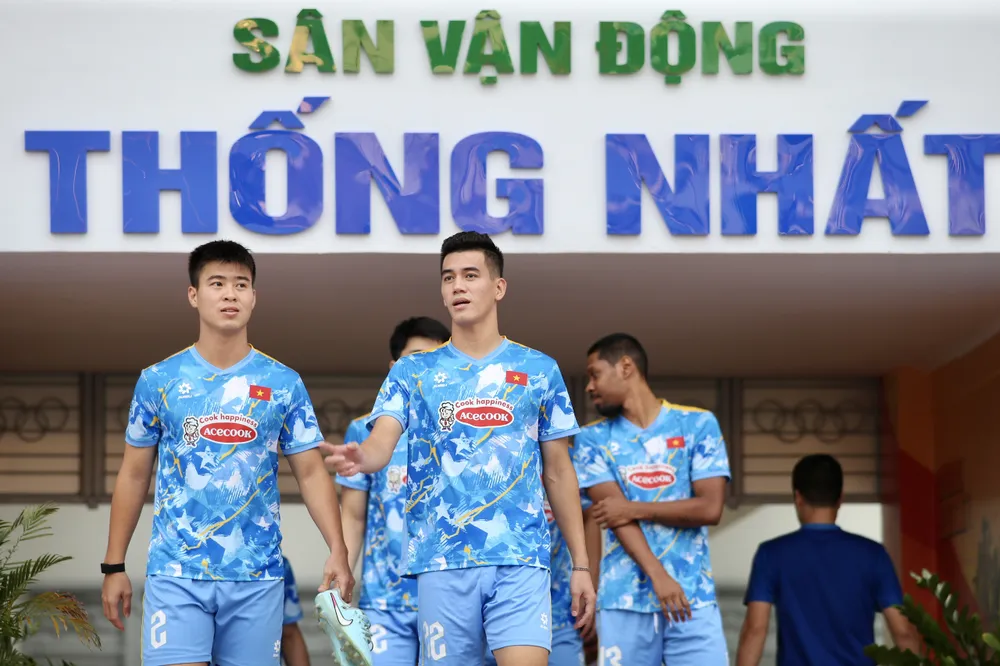 Đỗ Duy Mạnh, Tiến Linh cùng các đồng đội bước ra sân Thống Nhất tập luyện. ẢNH: DŨNG PHƯƠNG