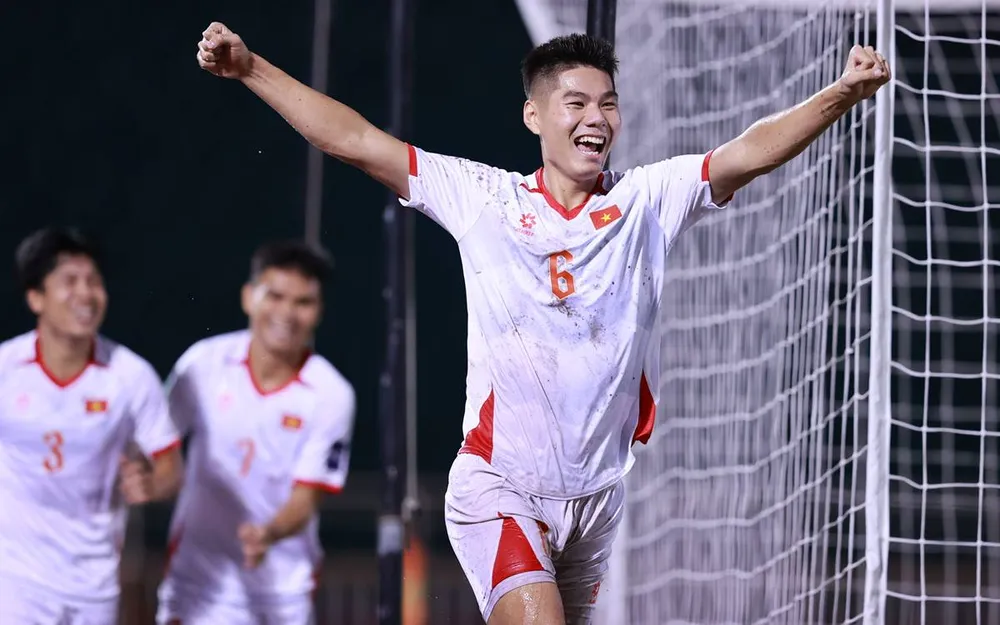 Trung vệ Nguyễn Hiểu Minh ăn mừng sau khi gián tiếp mang về bàn thắng cho đội tuyển Việt Nam. ẢNH: DŨNG PHƯƠNG 