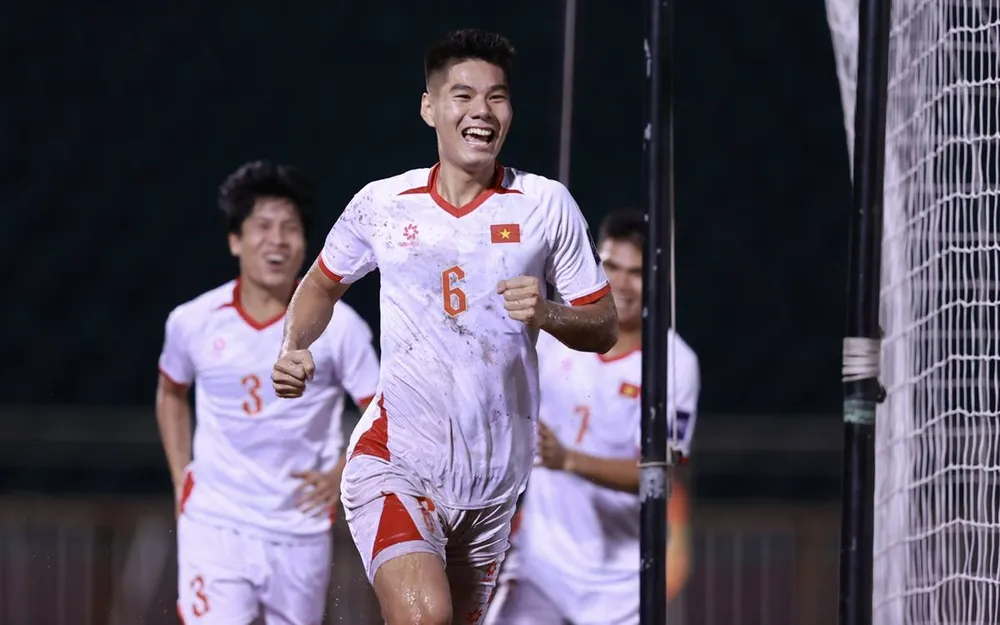 Nguyễn Hiểu Minh ra mắt màu áo đội tuyển Việt Nam. ẢNH: DŨNG PHƯƠNG