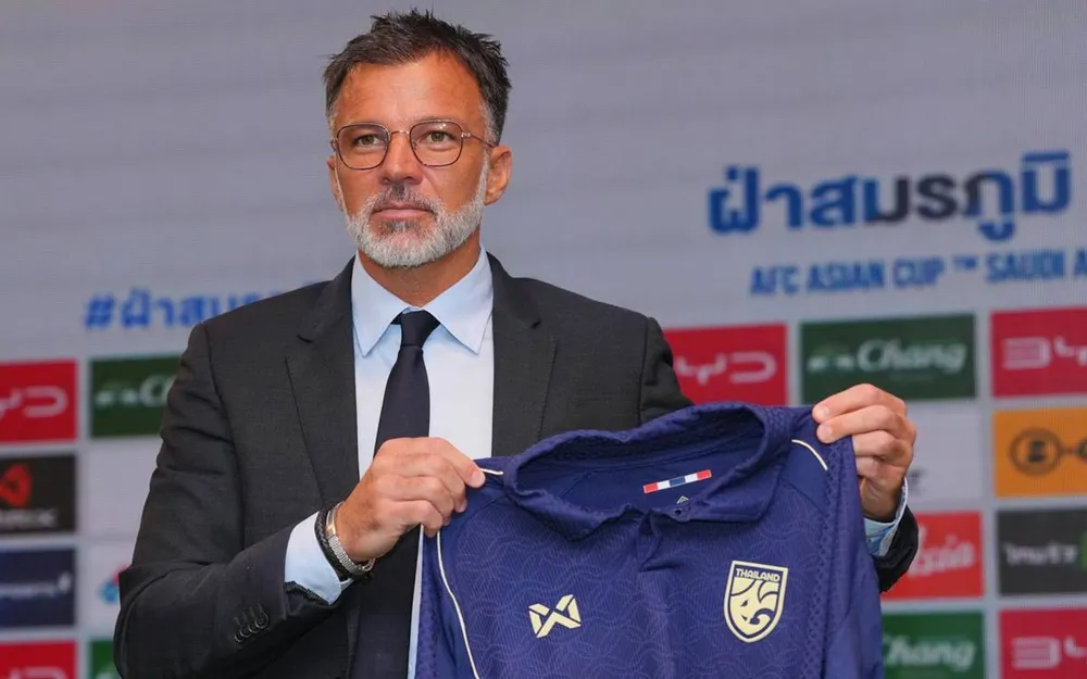 Tân HLV người Anh Anthony Hudson ra mắt đội tuyển Thái Lan vào chiều 23-10. ẢNH: FAT 